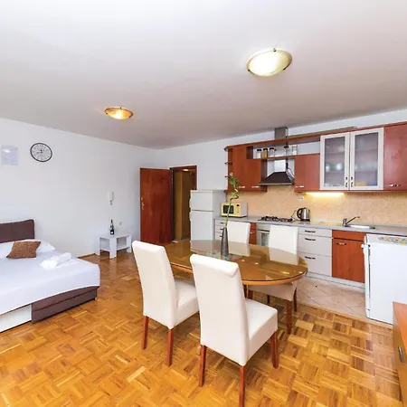 1 Bedroom Amazing In Apartman Trogir